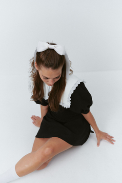 Белый бант с двумя лентами вбок