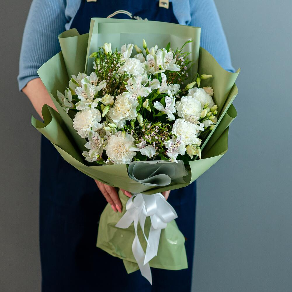 Светлый букет с диантусами и альстромерией