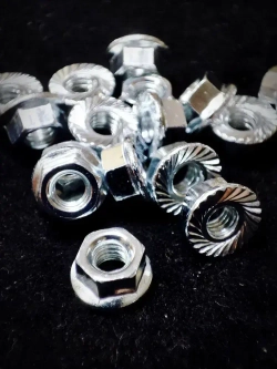 Гайка М4 с фланцем шестигранная, DIN6923 - 20 штук, стальная (оцинкованная) зубчатая, размер под ключ - 7мм