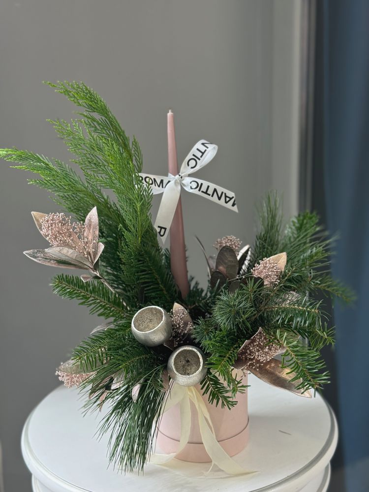 Новогодняя композиция &quot;Розовое золото&quot; со свечей