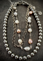 Обвес на 2-х карабинах из серого жемчуга, барочных жемчужин и цирконов Bezel, серебро