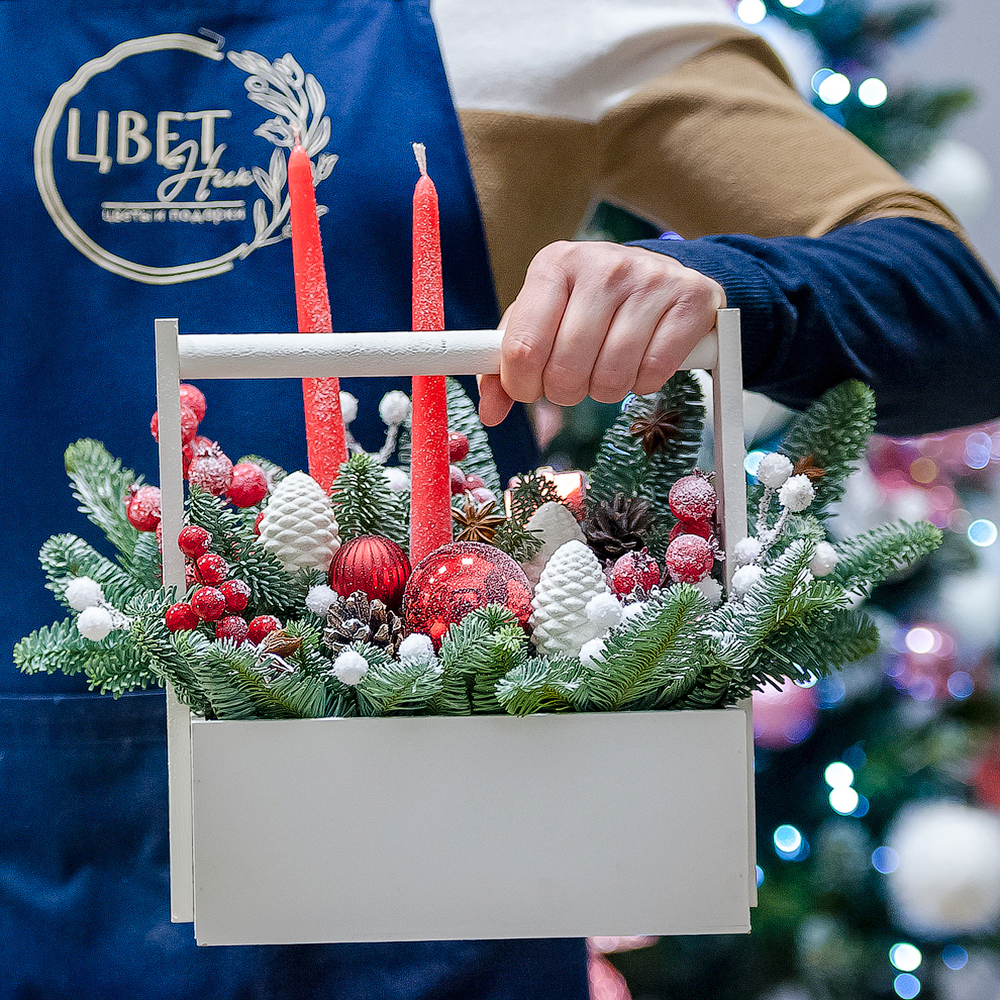 Новогодняя композиция в деревянном ящике в красно-белых тонах