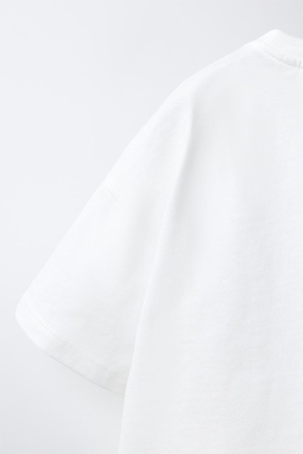 ZARA ФУТБОЛКА С ВЯЗАНЫМИ ЦВЕТАМИ КРЮЧКОМ, БЕЛЫЙ