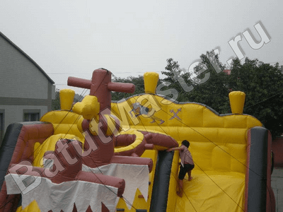 Большой надувной батут-горка "Фрегат"