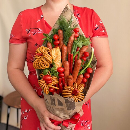 мужской букет из колбасок, сыра косичка, помидоров черри, крендельков и зелени