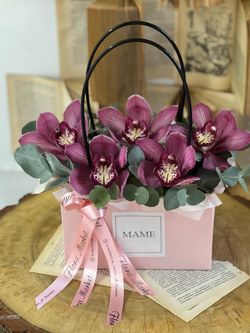 Композиция из орхидеи цимбидиум и эвкалипта в элегантном оформлении