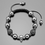 Стильный мужской браслет шамбала с черепом из натурального гематита, вулканической лавы и гипоаллергенного ювелирного сплава металлов Rico La Cara AMX005189