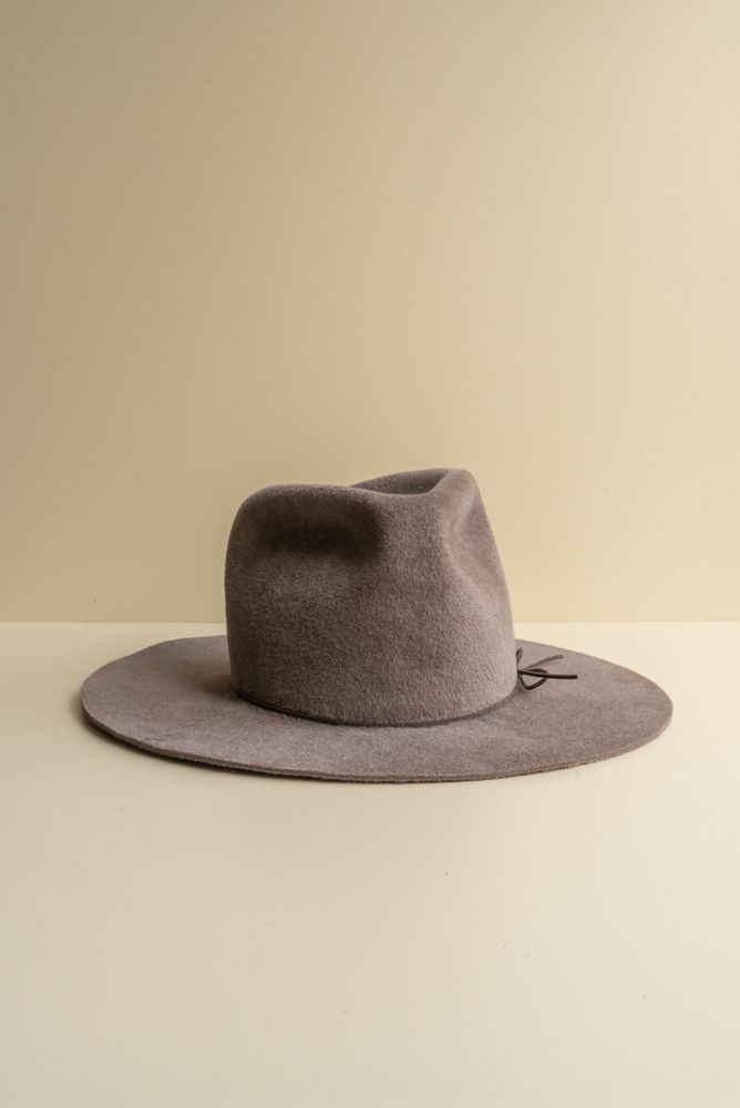 Шляпа федора с прямыми полями, тауп / Hats Sher