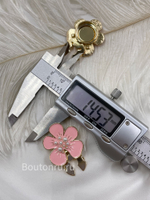 Накладка на пуговицу золотистая с розовой эмалью в форме цветка с жемчугом (клипса)