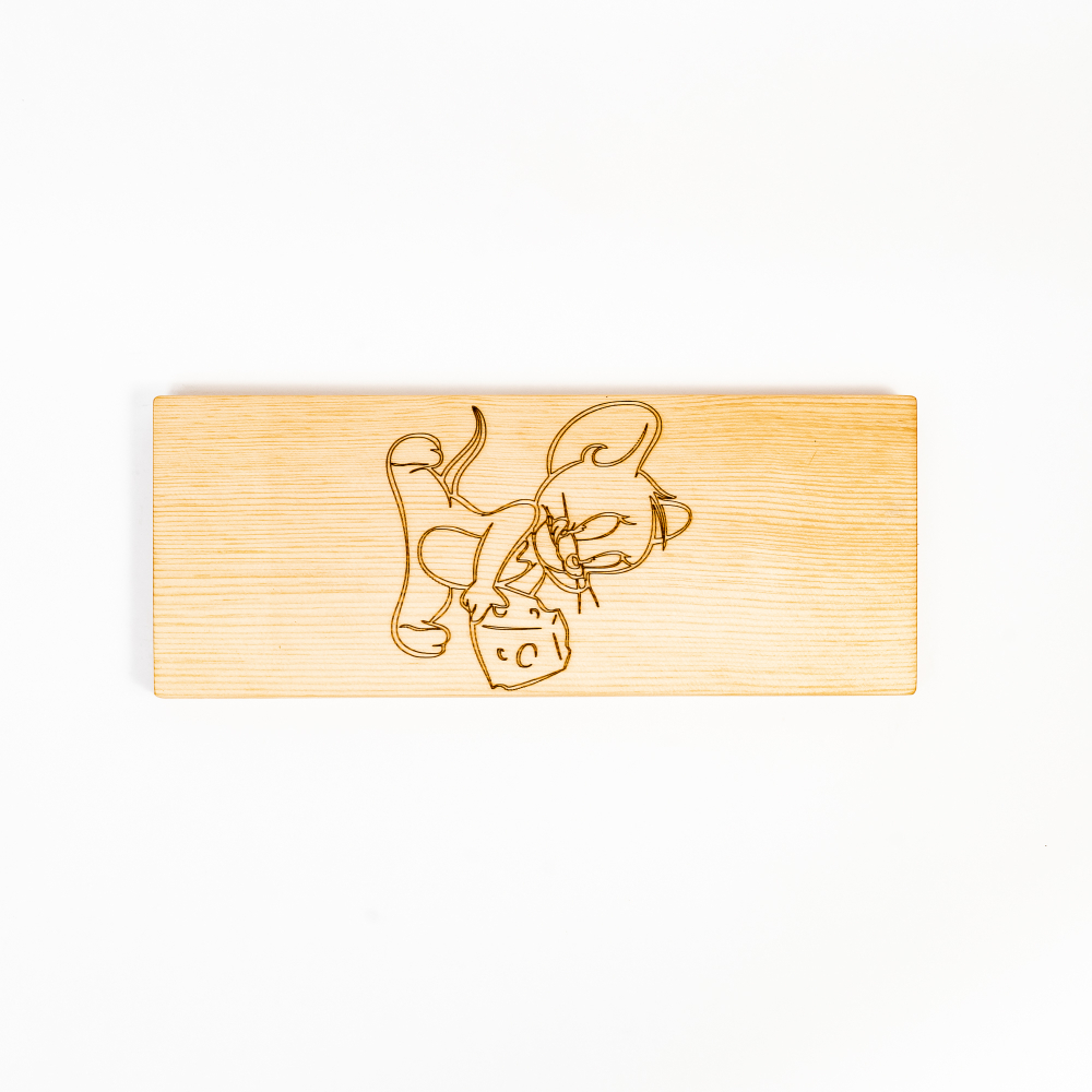 Деревянная разделочная доска из древесины сибирского кедра для мяса с гравировкой "сыр" RD30