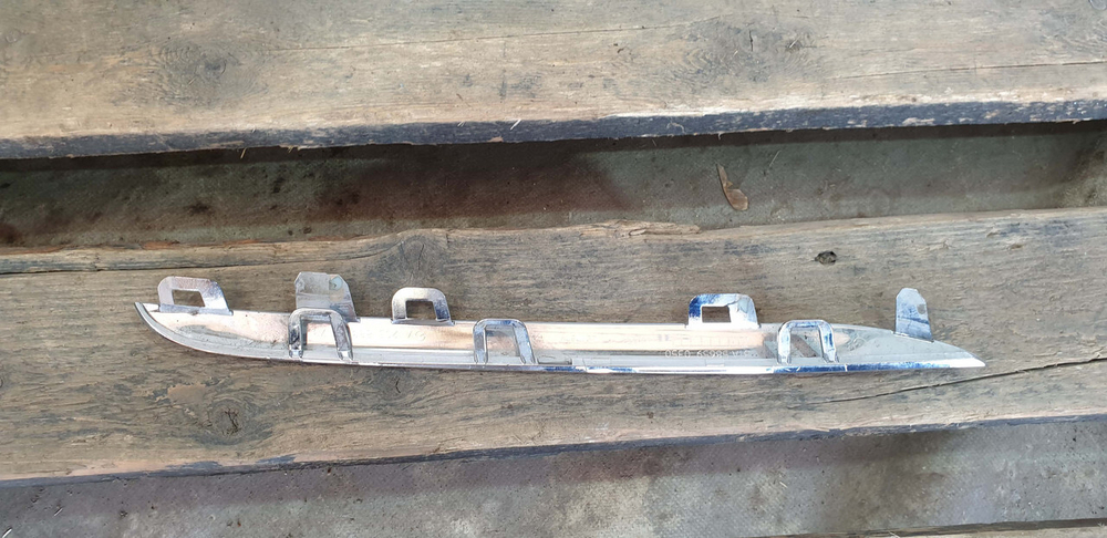 Молдинг решетки радиатора Mercedes C (W205) 14-18 Б/У Оригинал A2058880273