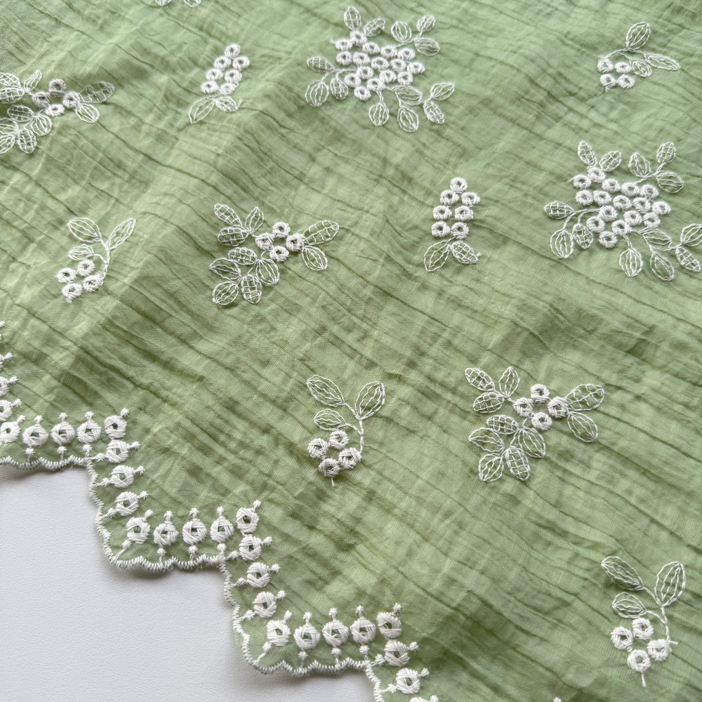 Вышивка Лиссабон (на жатой зеленой органзе)