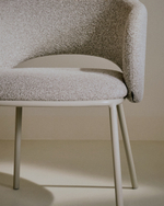 Стул Maina из плотной бежевой шенилловой ткани и стальными ножками бежевого цвета