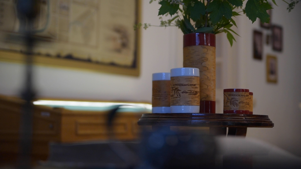 Кружка малая фарфоровая без ручки c берестой и с цитатами Достоевского. Dostoevsky forever.