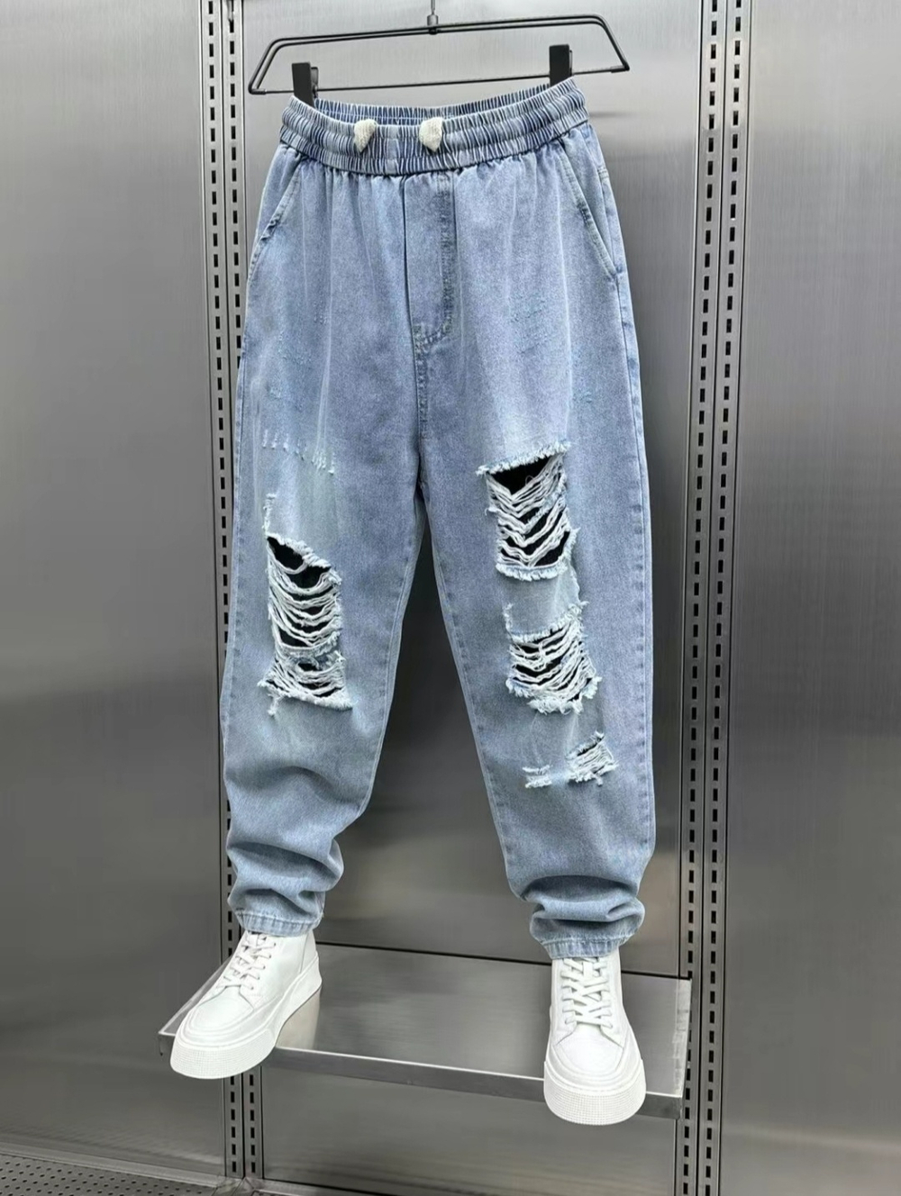 Джинсы зауженные