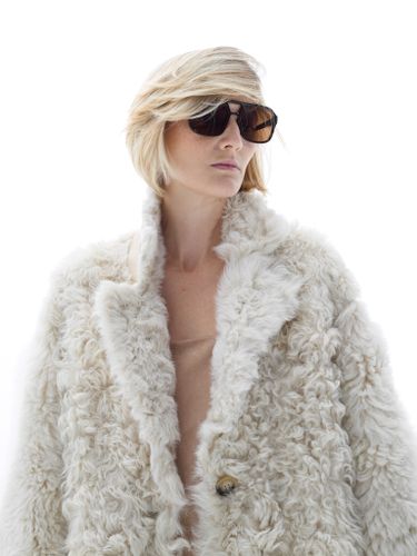 Длинная шуба из овчины в белом цвете