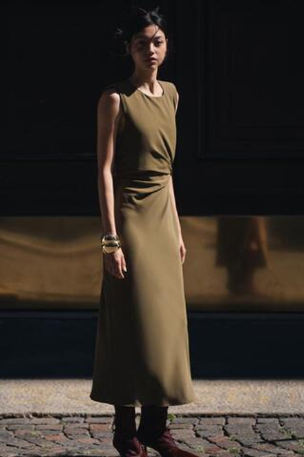 ZARA ПЛАТЬЕ МИДИ С ПОДПЛЕЧНИКАМИ, ОЛИВКОВЫЙ