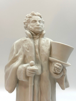 Фарфоровая скульптура «Пушкин перед дуэлью». Автор А. А. Суворов. Бисквит. Дмитровская фарфоровая фа