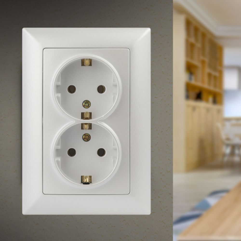 Розетка Intro Solo 4-205-06 с заземлением двойная 2X2P+E Schuko, 16А-250В, IP20, СУ, перламутр