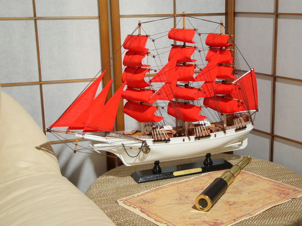 Модель парусника "Secret" ( "Алые Паруса")