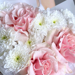 Нежный букет французская роза и хризантема