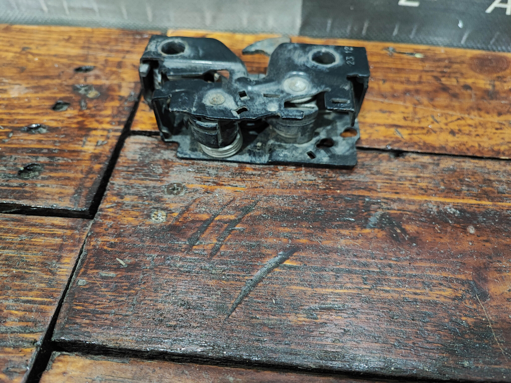 Замок капота Volkswagen Jetta 6 10-18 Б/У Оригинал 5C7823509A