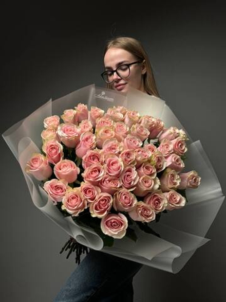 Букет из 51 розовых роз в упаковке