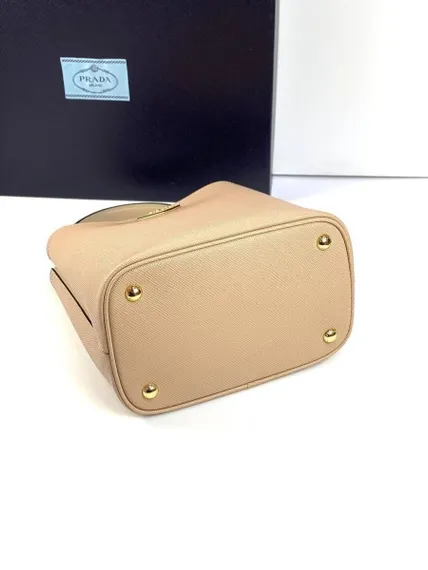 Сумка Prada Panier из кожи Saffiano