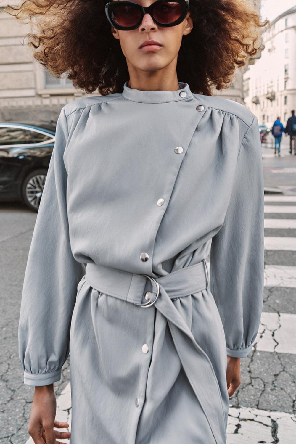 ZARA КОРОТКОЕ ПЛАТЬЕ ИЗ ИСКУССТВЕННОЙ КОЖИ С РЕМНЕМ, СИНИЙ