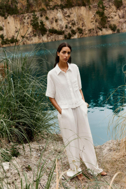 ZARA РУБАШКА С КОРОТКИМИ РУКАВАМИ И ДЕКОРАТИВНОЙ СТРОЧКОЙ, ЖЕЛТОВАТО-БЕЛЫЙ