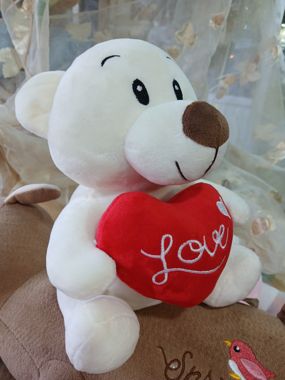 Медвежонок с красным сердцем, 24 см, сидит