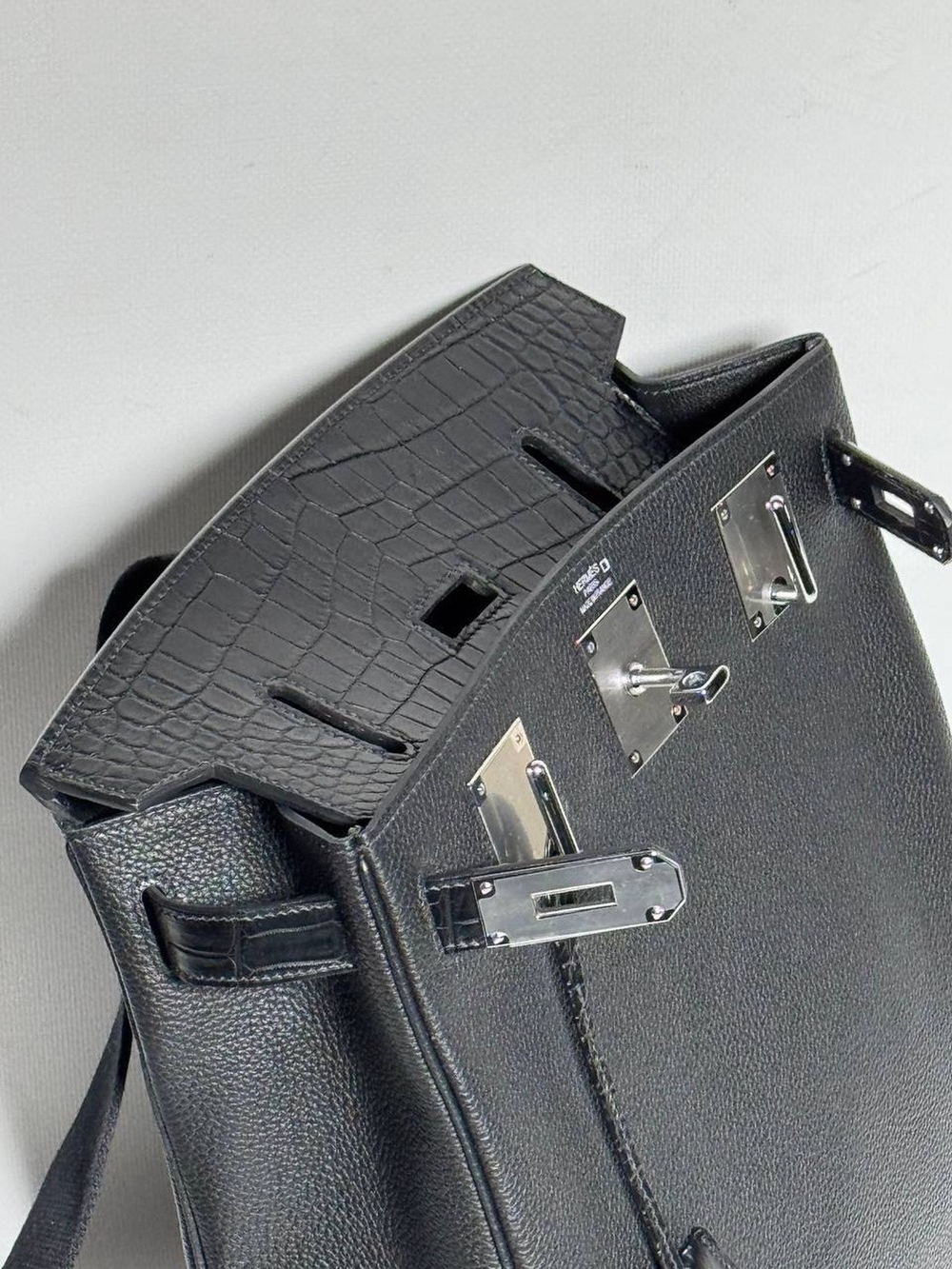 Нагрудная сумка-слинг Hermes со вставками из кожи крокодила