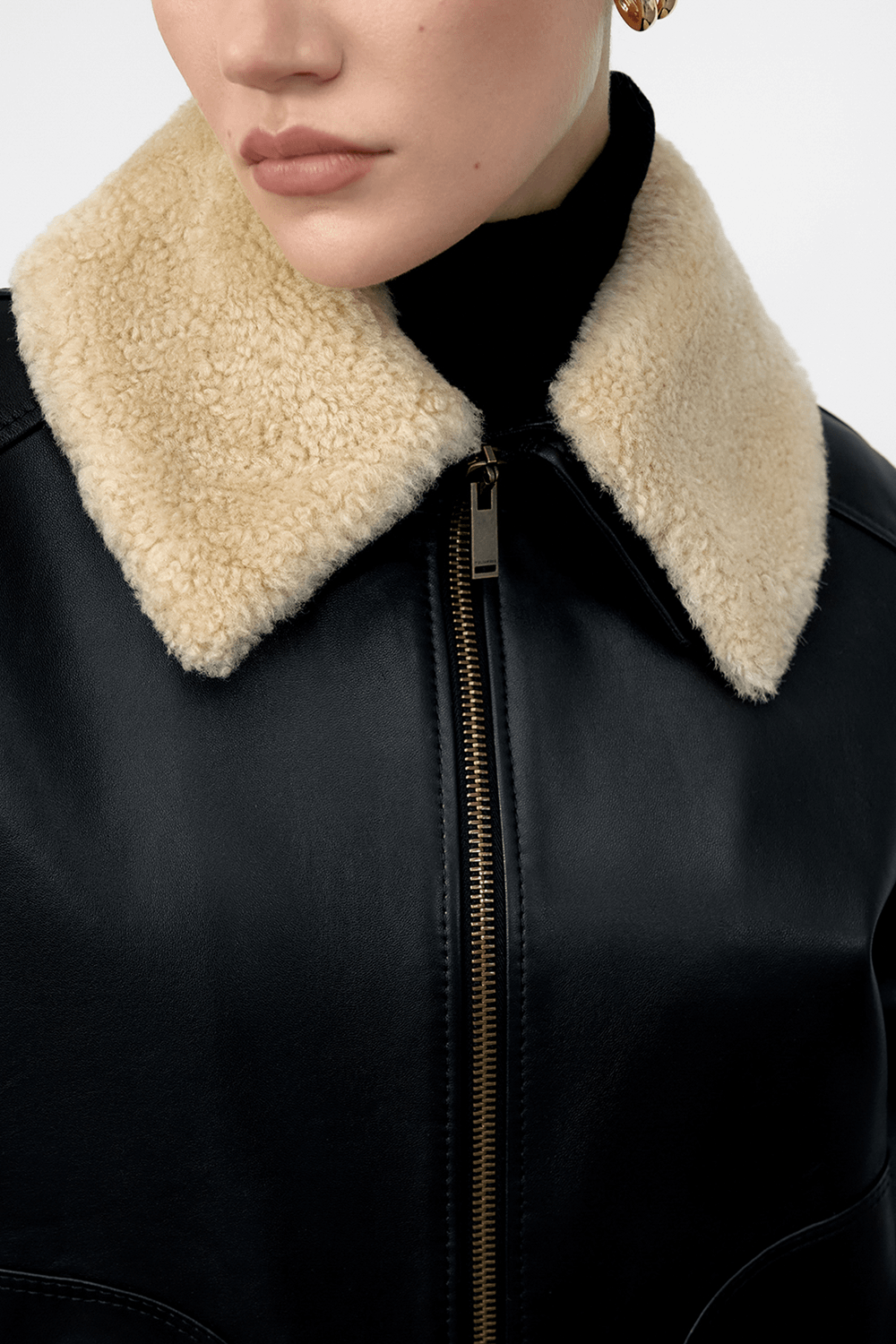 Куртка кожаная с меховым воротником