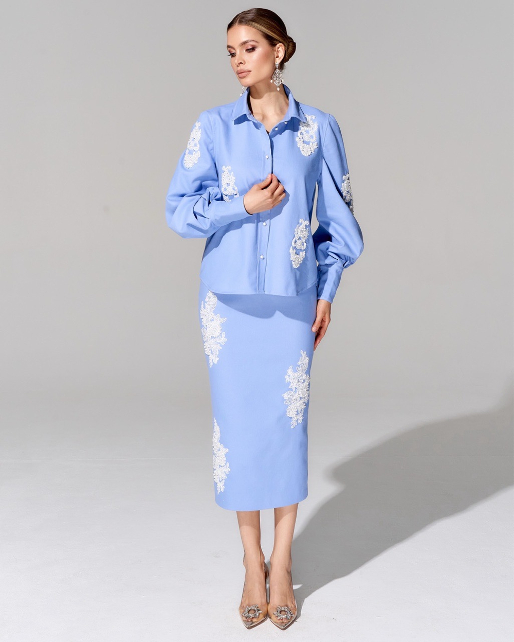 Юбка из премиальной джинсовой ткани с вышивкой ручной работы