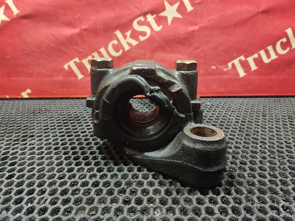 Кронштейн амортизатора нижний левый 2019г