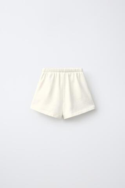 ZARA ШОРТЫ С ПРИНТОМ И КОНТРАСТНОЙ ОТДЕЛКОЙ, ЭКРЮ