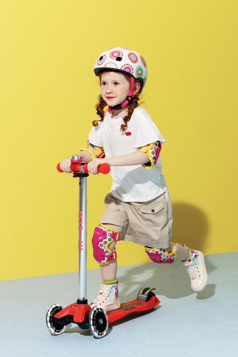 Самокат Maxi Micro Deluxe Glow (светящийся) LED красное сияние