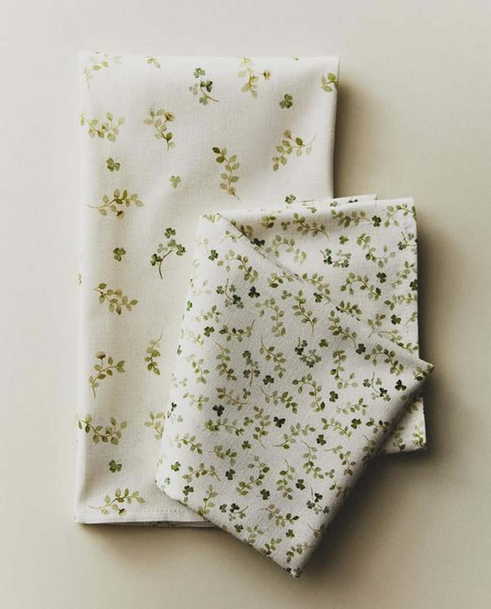 ZARA HOME НАБОР КУХОННЫХ ПОЛОТЕНЕЦ ИЗ ХЛОПКА С ЦВЕТОЧНЫМ ПРИНТОМ (2 ШТ.), ЗЕЛЕНЫЙ