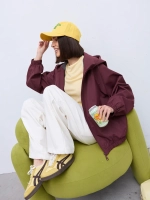 Ветровка с капюшоном