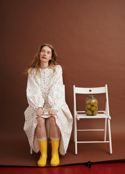 Платье с жабо и длинным рукавом из молочной джинсы в мелкий цветочек