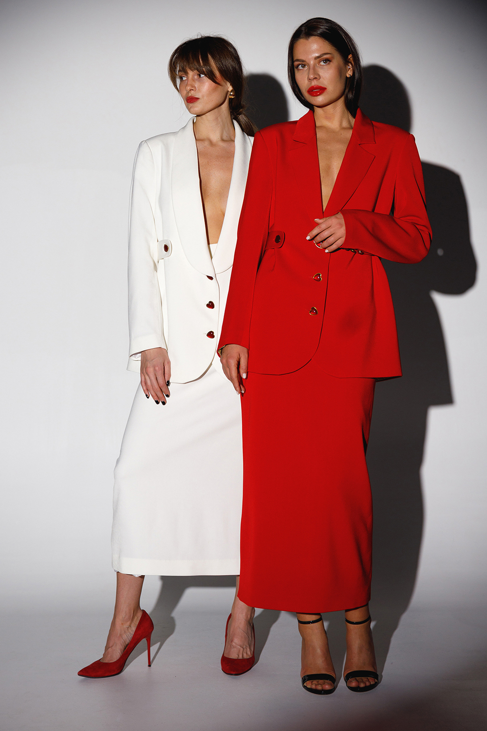 Пиджак с оригинальными пуговицами прямого кроя  в красном оттенке