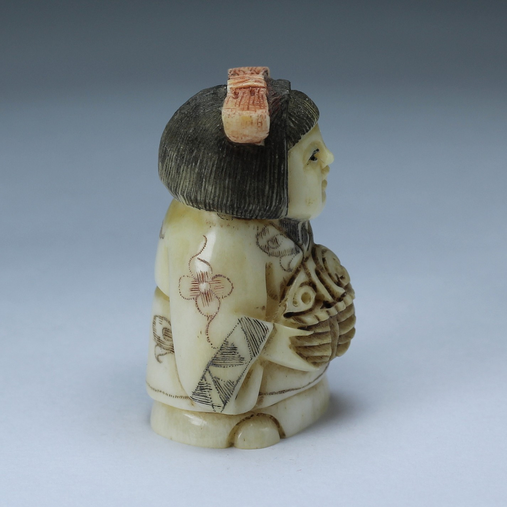 Нэцкэ Гейша с корзиной цветов