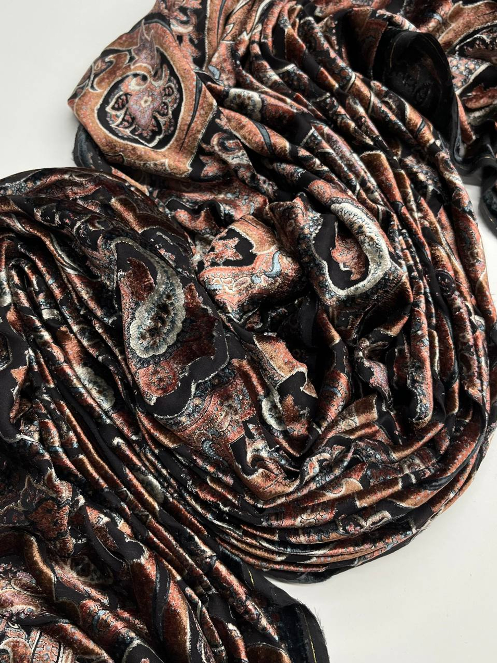 Шелк с вискозой деворе Etro черный с коричнево-розовым дизайнерским узором