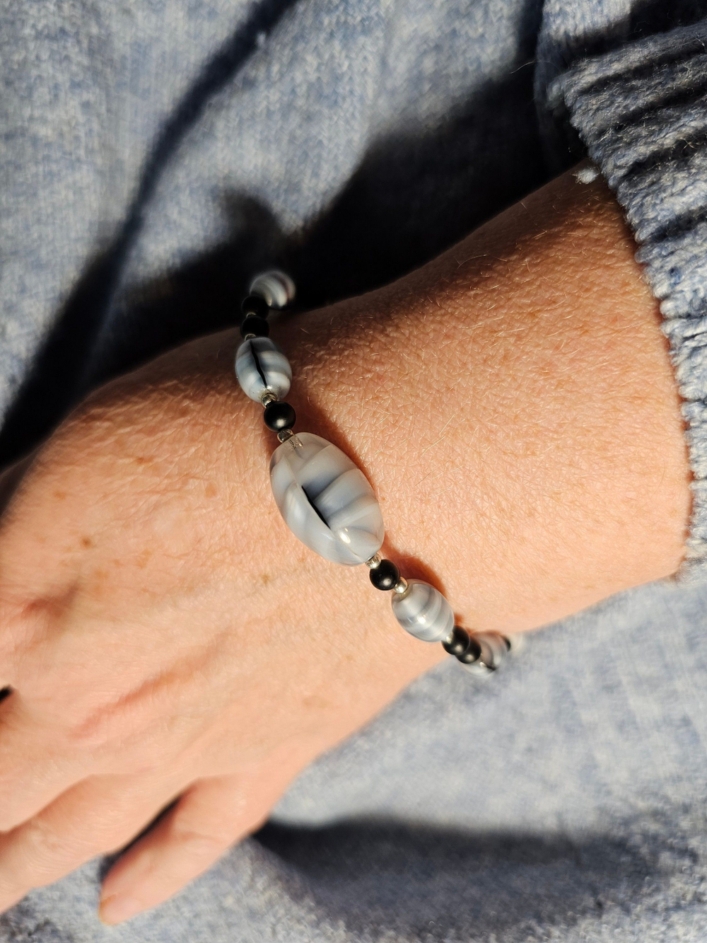 Браслет из натурального камня, авторская работа из Агата двух цветов "Агатовый средний"