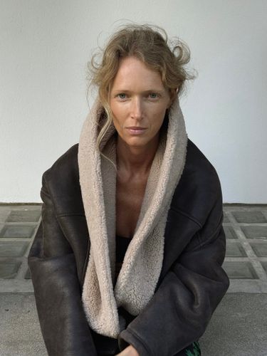 Коричневая дубленка из овчины с объемным воротником