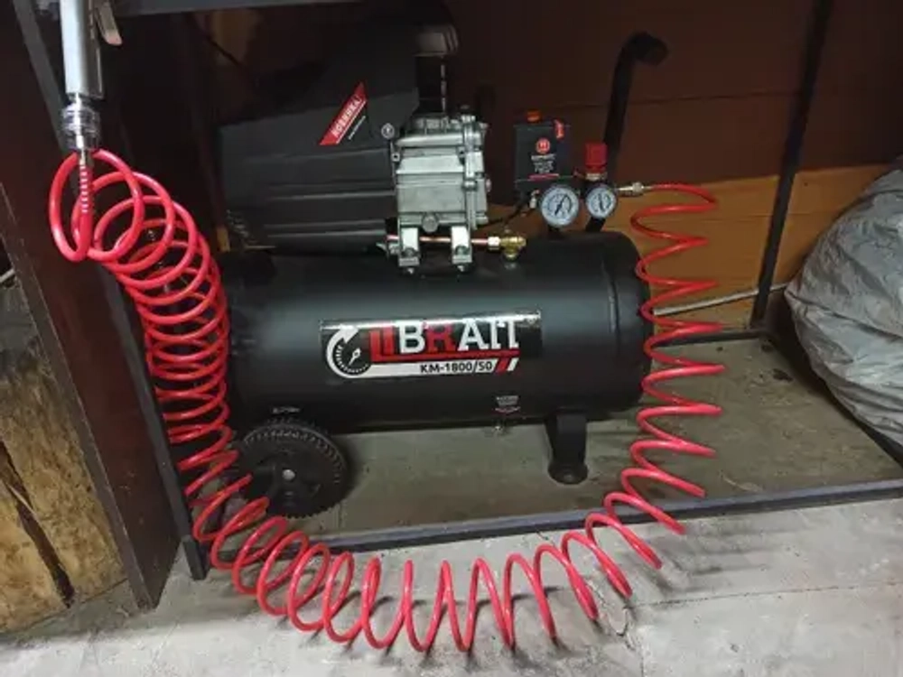 Компрессор воздушный BRAIT КМ-1800/50 (50л, 260л/мин, 8бар, 1.8кВт)