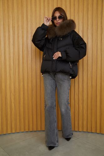 Черный пуховик с меховой отделкой