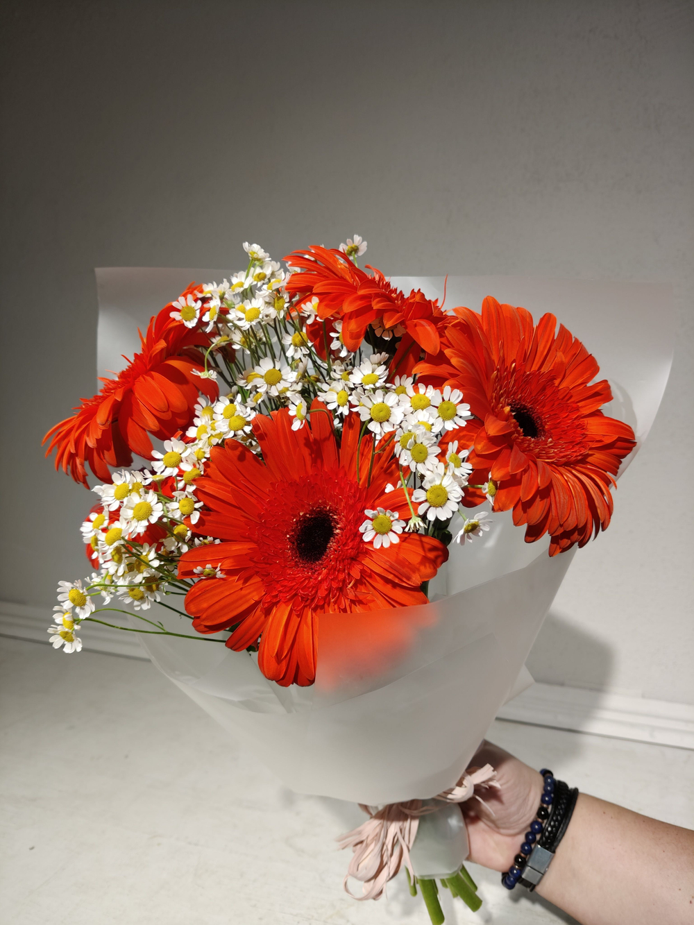 Яркий букет-кулек с оранжевой герберой (С0061)