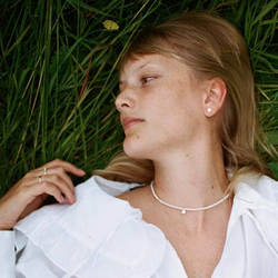 чокер из белого жемчуга с бриллиантовой «луной» на замке