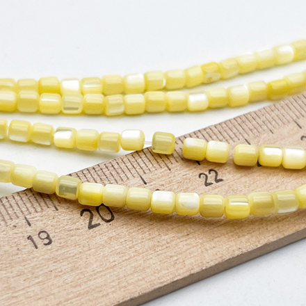 Перламутр Цилиндр тонированный бусины, цвет желтый, размер около 3,5 мм, цена за отрезок 19 см (1/2 нити)